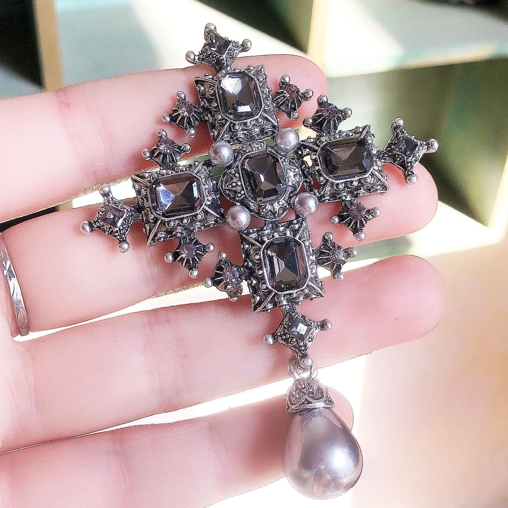 Classic Women Girls Pearl Pendant Cross Badges Pin Vintage Palace Baroque Style Crsytal Brooch