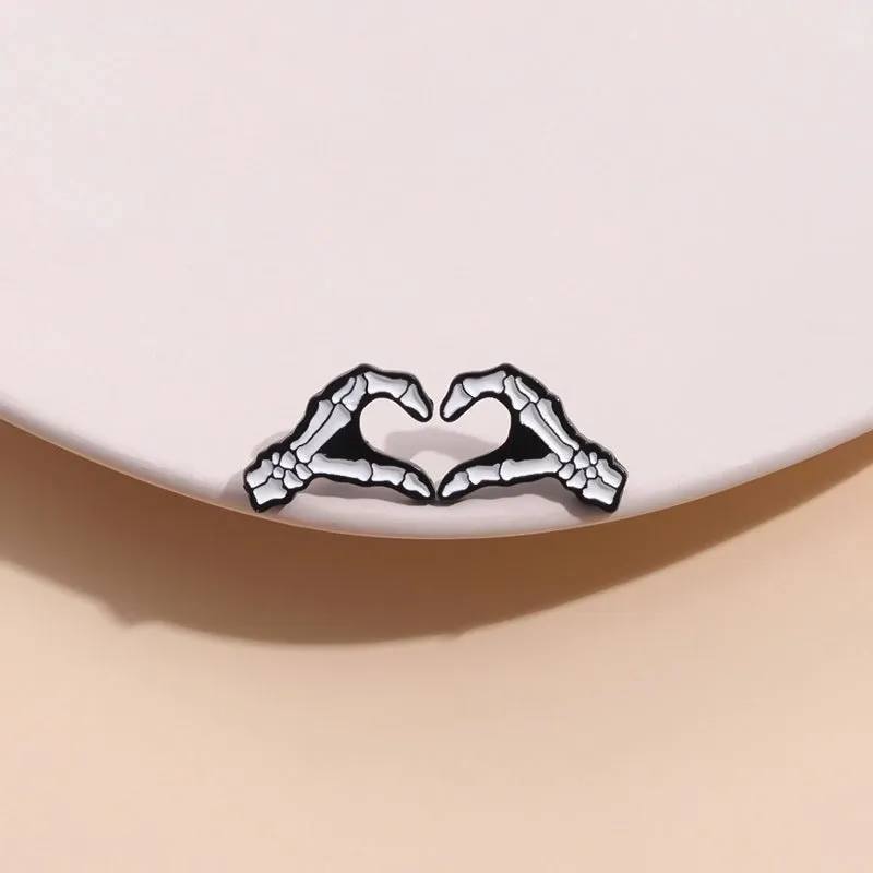 IG Style Cartoon Style Pin Gesture Heart Shape Alloy Stoving Varnish Unisex Brooches