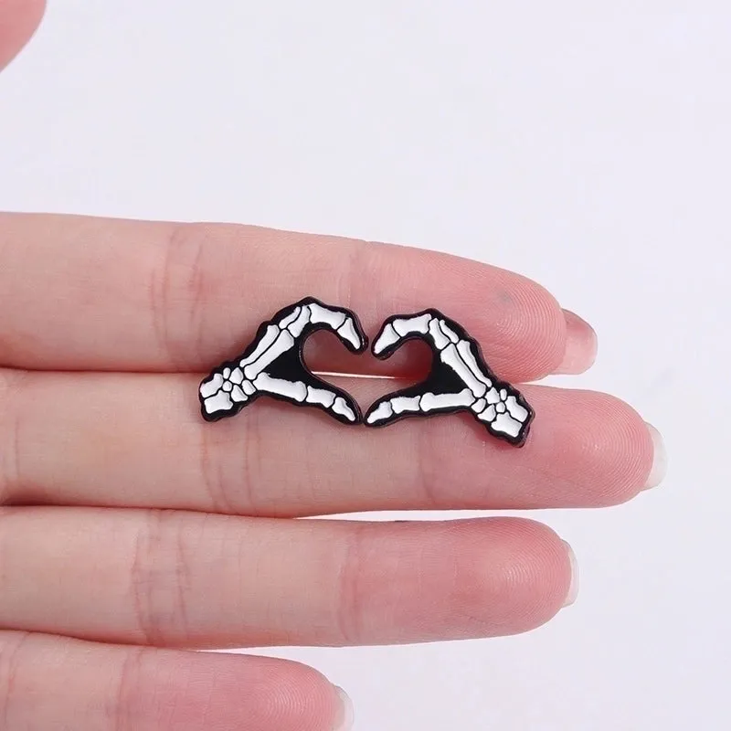 IG Style Cartoon Style Pin Gesture Heart Shape Alloy Stoving Varnish Unisex Brooches