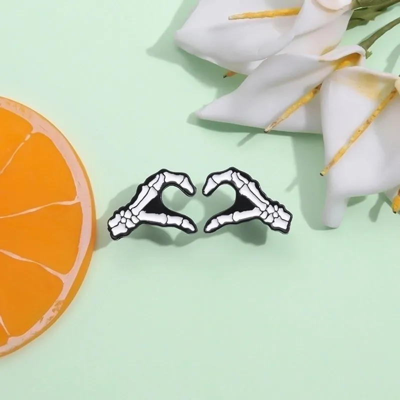IG Style Cartoon Style Pin Gesture Heart Shape Alloy Stoving Varnish Unisex Brooches